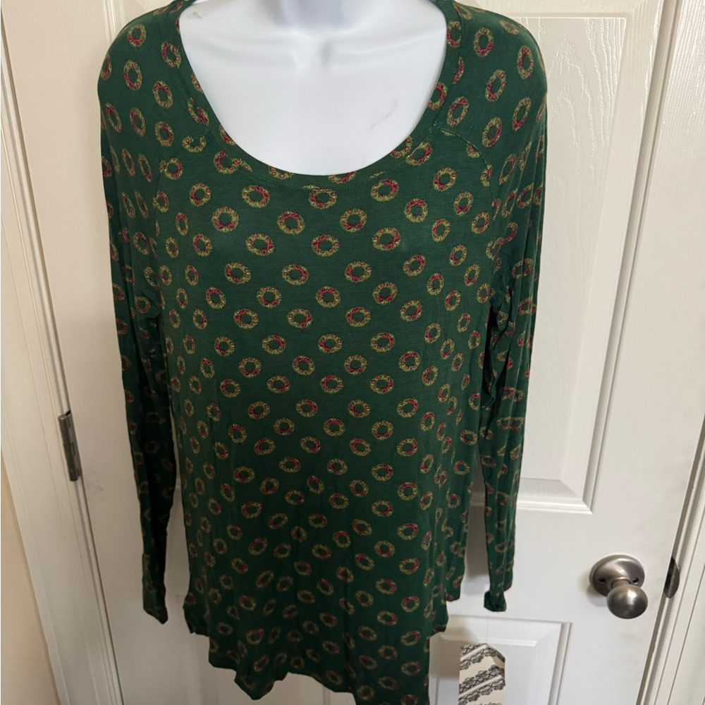 Christmas Wreath Green Long Sleeve T-Shirt Layering Womens MED Eyeshadow $26 NWT